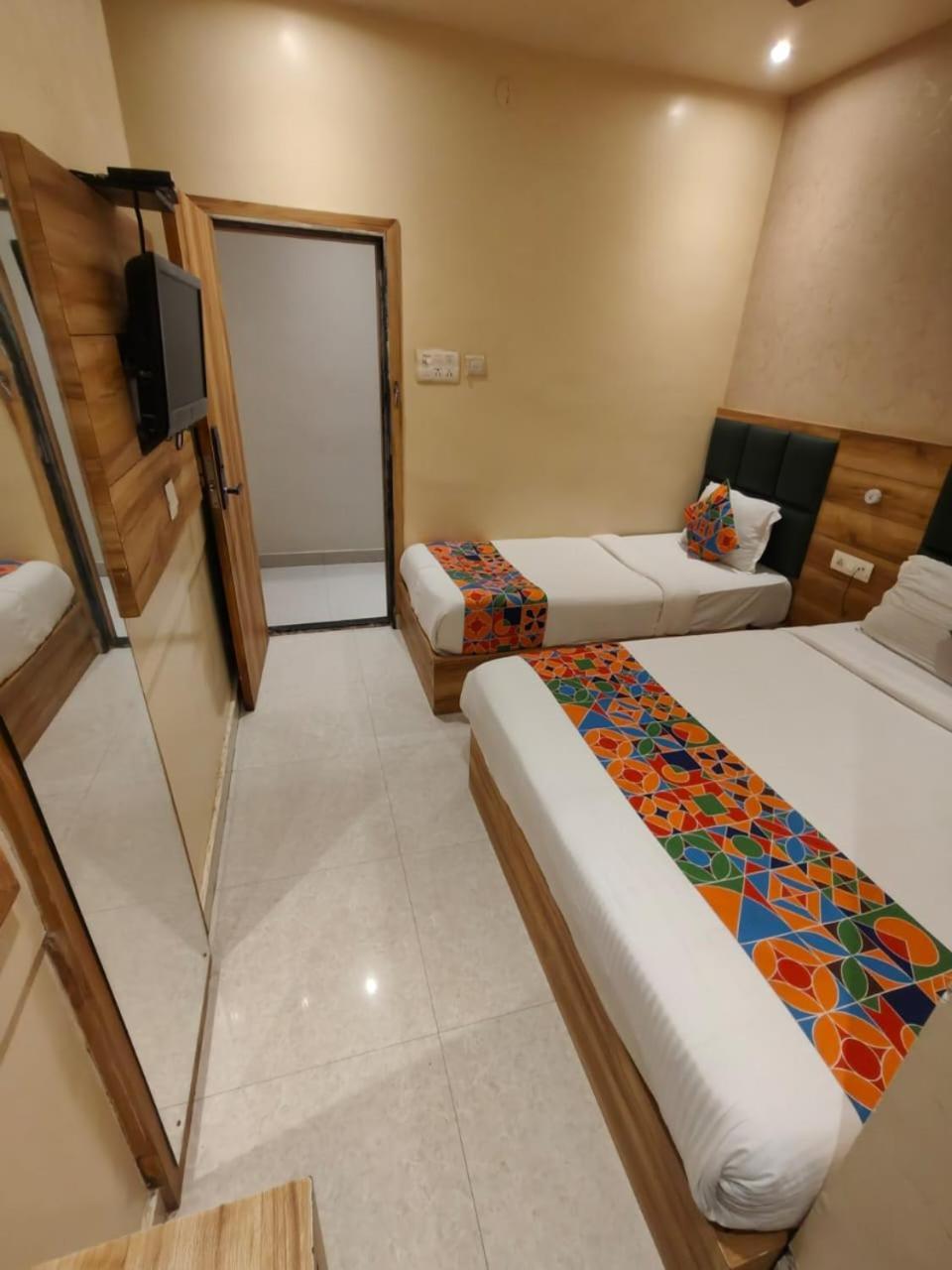 Hotel Sun City Near Saifee Hospital And Hn Reliance Hospital Bombay Extérieur photo
